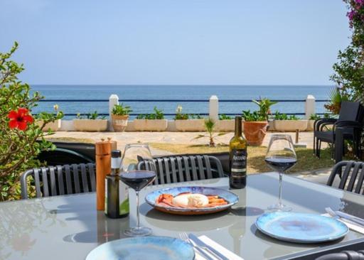 Newly Renovated 2 Bedroom Beachfront House Sitio de Calahonda Εξωτερικό φωτογραφία